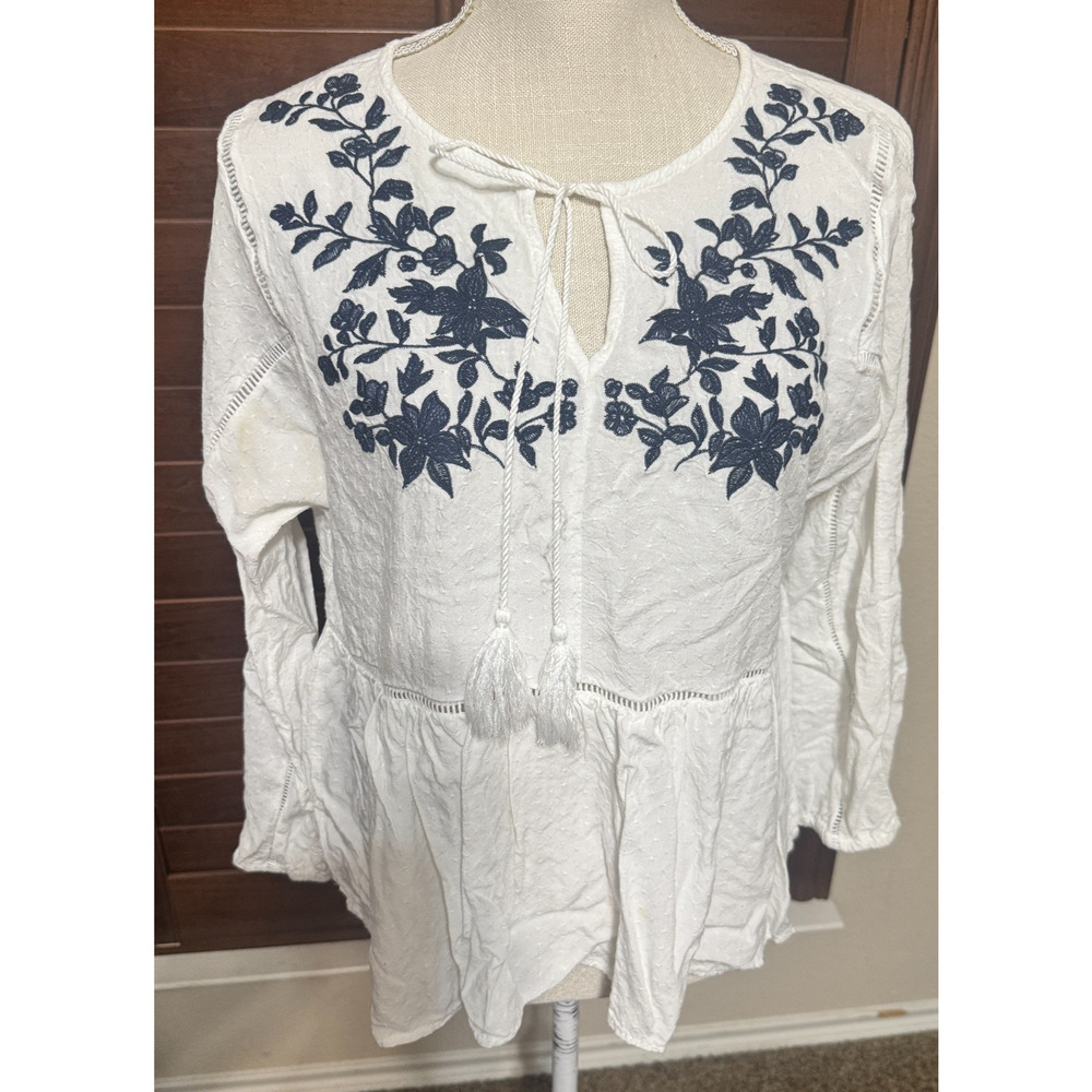 En Creme Embroidered Top Blouse White Tassel Tie Front sz M Peasant Boho